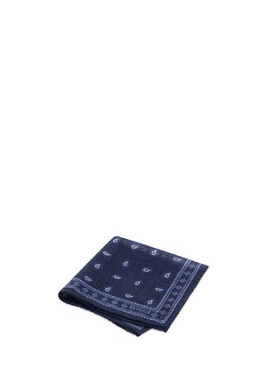 Gefaltetes dunkelblaues Bandana mit Paisley-Muster und dekorativem Rand auf weißem Hintergrund.