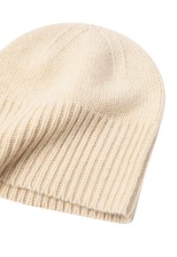 Gorro de punto color beige claro con textura acanalada, material suave y diseño ajustado. Presenta un dobladillo enrollado en la parte inferior.