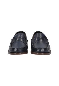 Navyblaue Lederloafers mit strukturiertem Finish, glattem Obermaterial und brauner Ledersohle. Mit klassischer Sattelnaht.