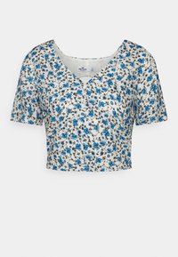 T-shirt cropped em V, feita de tecido leve, com um padrão floral em azul e preto sobre um fundo branco, com mangas curtas.