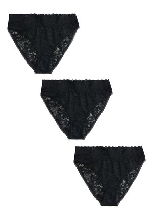 Trzy czarne koronkowe damskie majtki bikini z wysokim stanem ułożone pionowo na białym tle.