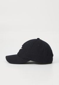 Gorra de algodón negra con visera curvada, que presenta un logo blanco en la parte frontal y agujeros de ventilación en la parte superior. Textura de tela suave.