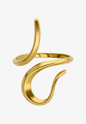 Otwarty pierścionek z metalu w kolorze złota o gładkim, skręconym wzorze z dwoma zakrzywionymi końcami o różnej długości.