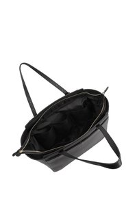 Sac fourre-tout en cuir noir avec une ouverture zippée, présentant un intérieur spacieux doublé de tissu avec plusieurs poches et de doubles poignées plates.