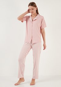 Set de pijama scurt cu mânecă scurtă, de culoare roz deschis, care include o bluză cu nasturi și guler cu dungi, împreună cu pantaloni cu dungi asortați, dintr-un material moale și fin.