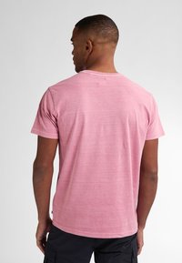 Herren T-Shirt mit kurzen Ärmeln in einem verblassten Rosaton, mit rundem Ausschnitt und einem weichen, strukturierten Stoff. Die Rückansicht zeigt minimale Details.