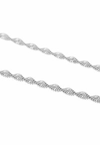 Tvinnad silverkedja med en slät, metallisk finish. Har växelvis vågformade länkar som skapar ett texturerat utseende.