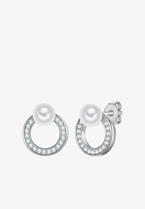 Orecchini a cerchio in argento con una perla bianca centrale e un anello di pietre trasparenti scintillanti attorno al bordo esterno.