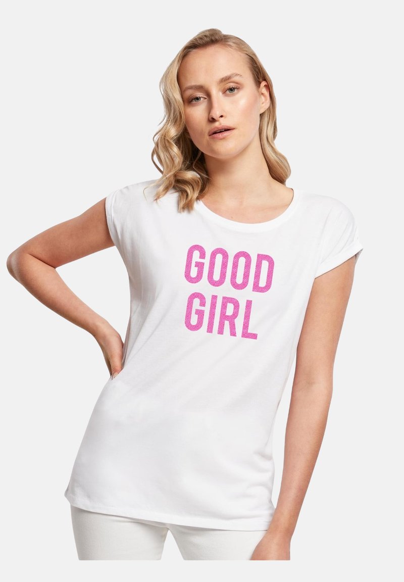 Weißes Baumwoll-T-Shirt mit kurzen Ärmeln, das auf der Vorderseite mit auffälligem pinkenem Glitzertext "GOOD GIRL" gestaltet ist. Einfaches, lockeres Design.