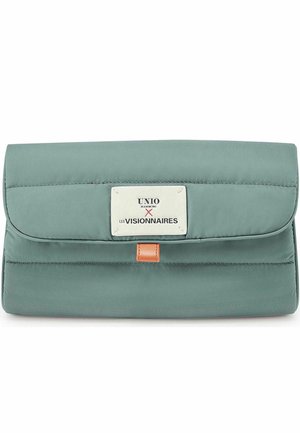 Pochette rectangulaire matelassée verte avec une étiquette blanche indiquant "UNIO Hamburg x Les Visionnaires" et une petite languette en cuir marron.