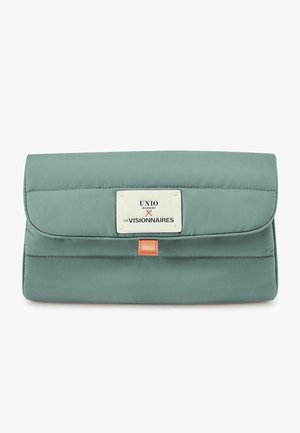 Bolso clutch rectangular acolchado verde con una etiqueta blanca que dice "UNIO Hamburg x Les Visionnaires" y una pequeña lengüeta de cuero marrón.