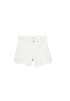 Shorts in denim bianco con vita media, due chiusure a bottone e orlo sfilacciato. Presentano due tasche frontali e una struttura liscia.