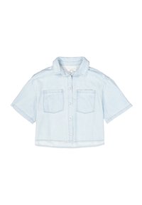 Camisa de mezclilla recortada de color azul claro con mangas cortas, frente de botones, dos bolsillos en el pecho y detalles de costura visibles.