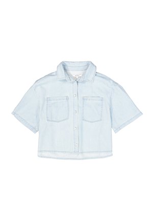 Lichtblauw cropped denim overhemd met korte mouwen, een knoopsluiting aan de voorkant, twee borstzakken en zichtbare stikseldetails.