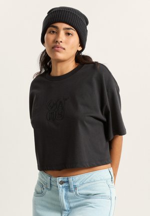 Schwarzes, kurzes T-Shirt aus einem Baumwollmischgewebe; mit kurzen Ärmeln und einem gerippten Ausschnitt; gesticktes Logodetail auf der Vorderseite.