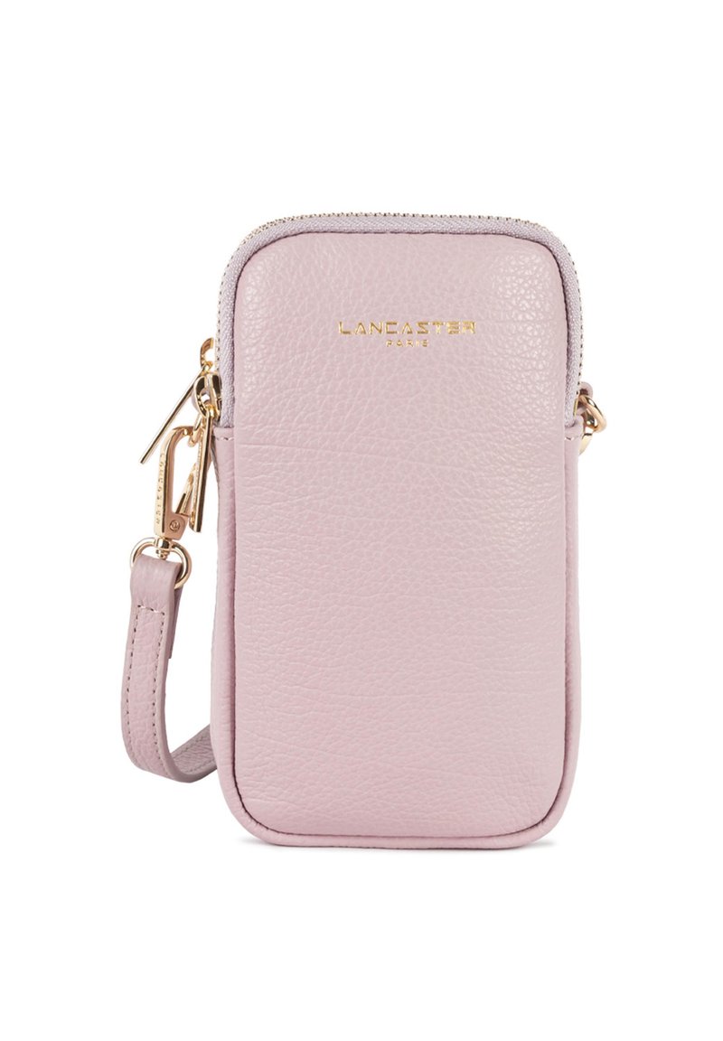 Pochette pour smartphone en cuir rose avec une surface texturée, logo de la marque doré, fermeture éclair et bandoulière détachable pour le port.