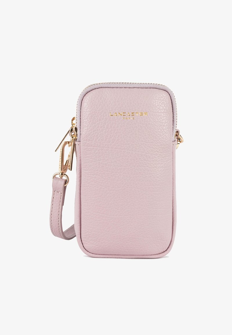 Pochette pour smartphone en cuir rose avec une surface texturée, logo de la marque doré, fermeture éclair et bandoulière détachable pour le port.