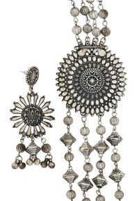 Orecchini in metallo argentato con design a raggio di sole e dettagli in perline. Il pezzo più grande presenta motivi intricati e catene a strati.