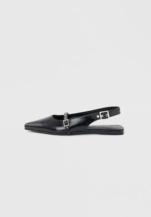Pantof plat slingback cu vârf ascuțit negru, cu două catarame argintii reglabile pe partea superioară din piele netedă.