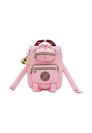 Roze rugzak in de vorm van een aapje met een voorvak met rits, gezichtsdetails, vier kleine voetjes en een groene apen sleutelhanger aan de zijkant bevestigd.