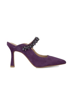 Décolleté in suede viola con cinturino slingback, caratterizzati da una punta affusolata e un cinturino decorato con dettagli ornamentali. Design con tacco a stiletto.