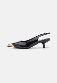 Escarpin en cuir verni noir avec un bout pointu et un accent en métal doré. Petit talon carré et finition lisse et brillante.