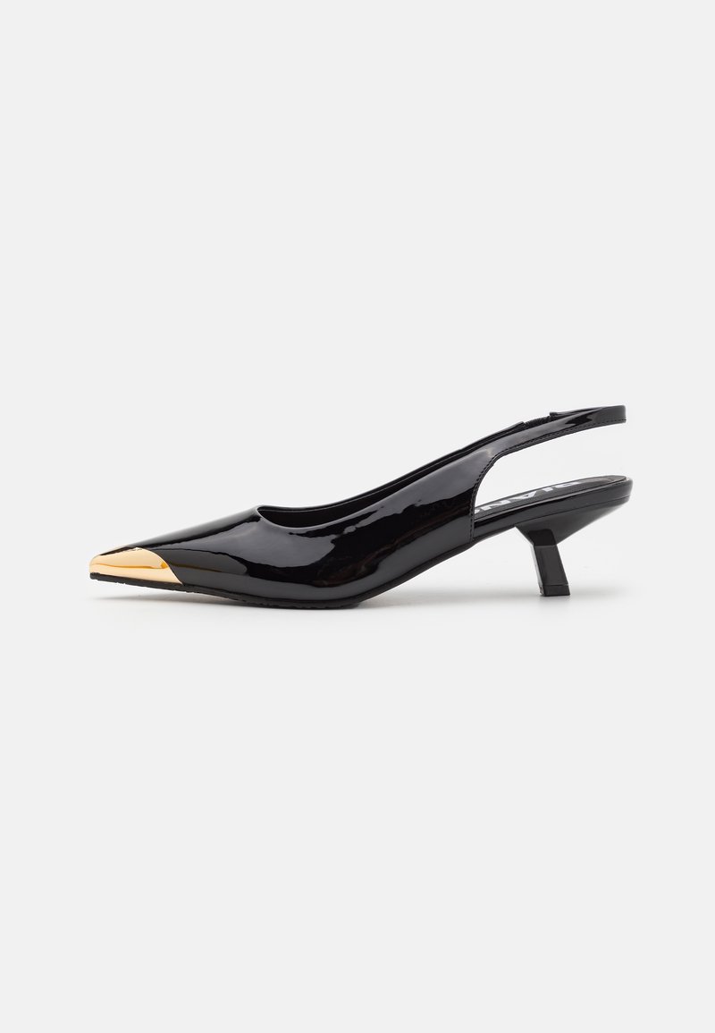 Escarpin en cuir verni noir avec un bout pointu et un accent en métal doré. Petit talon carré et finition lisse et brillante.