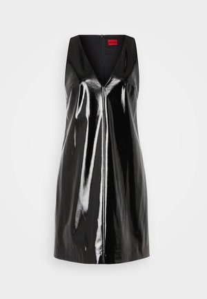 Sort, ærmeløs kjole med V-udskæring og blank, reflekterende overflade; har en central lynlås og minimalistisk design.