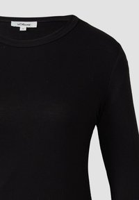 Schwarzes langärmliges Rundhals-T-Shirt mit s.Oliver-Label und Größe 36, vor einem schlichten Hintergrund präsentiert.
