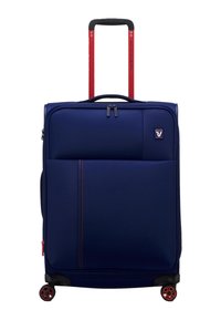 Valigia a rotelle blu navy con due ruote rosse, manico retrattile e tasca frontale con zip. Realizzata in tessuto resistente con cuciture a contrasto.