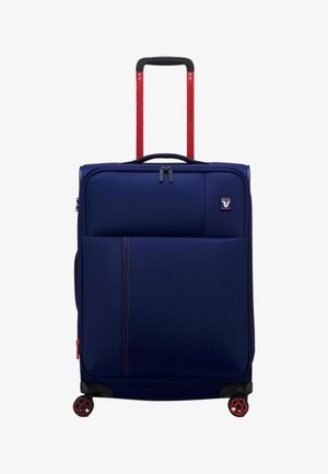 Valigia a rotelle blu navy con due ruote rosse, manico retrattile e tasca frontale con zip. Realizzata in tessuto resistente con cuciture a contrasto.