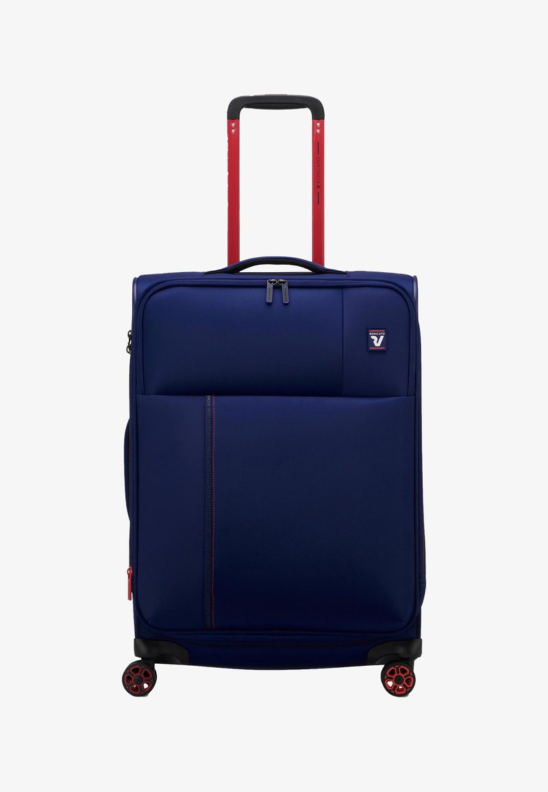 Valigia a rotelle blu navy con due ruote rosse, manico retrattile e tasca frontale con zip. Realizzata in tessuto resistente con cuciture a contrasto.