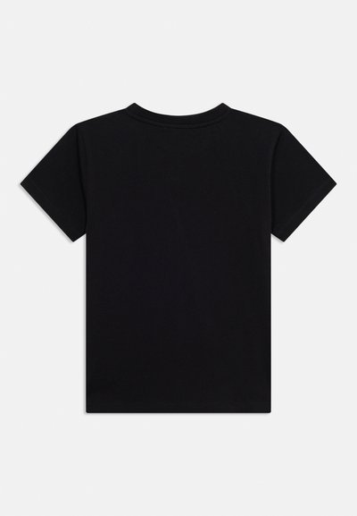 Μαύρο βαμβακερό μπλουζάκι με κοντά μανίκια, στρογγυλή λαιμόκοψη και μονόχρωμο σχέδιο. Ελάχιστη ραφή στο τελείωμα και τα μανίκια.