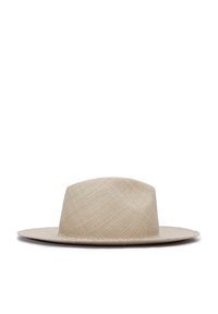 Breiter Strohhut aus leichtem beige farbenem Material mit glatter Oberfläche und subtilem Gewebe-Muster. Verfügt über eine flache Krone und abgerundete Ränder.