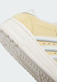 adidas Originals RIVALRY LOW - Sneaker low - orange tint   ivory blue