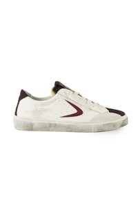 Sneakers bianchi in pelle con accenti bordeaux e dettagli perforati. Suola in gomma texture con un aspetto usurato. Design classico con lacci.