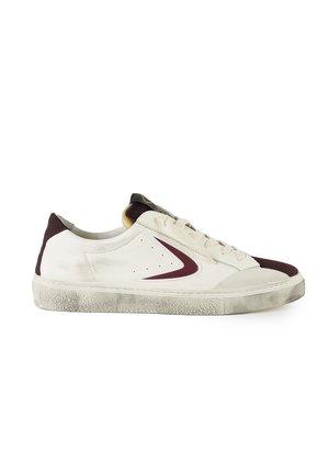 Sneakers bianchi in pelle con accenti bordeaux e dettagli perforati. Suola in gomma texture con un aspetto usurato. Design classico con lacci.