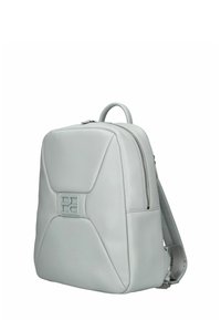 Zaino in pelle grigio chiaro con una texture liscia, design con pannelli geometrici, chiusura con zip e maniglia superiore per il trasporto.