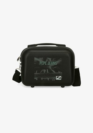 Bolso rectangular rígido negro con asa, correa de hombro desmontable y diseño de "PEPE JEANS" y del Metro de Londres en el frente.