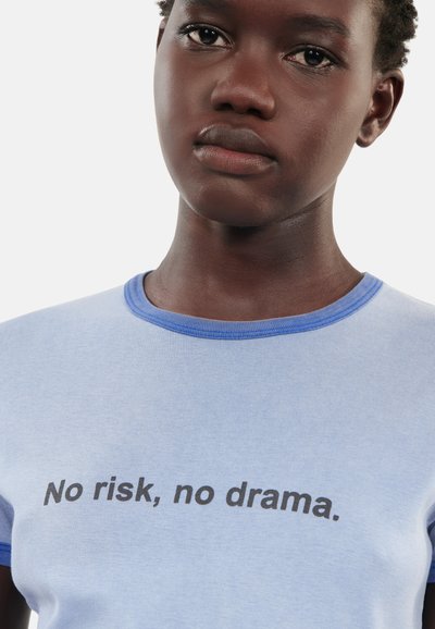 The Kooples SÉRI NO RISK MANCHES COURTES - Camiseta estampada - stone blue