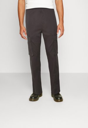 Pantaloni cargo in tessuto grigio scuro, con due tasche laterali, gambe dritti e una vita comoda. Abbinati a calzature nere.