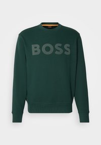 Felpa verde scuro con collo a giro, caratterizzata da un grande logo grigio "BOSS" sulla parte anteriore, polsini e orlo a costine, realizzata in materiale morbido.