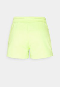 Neonově zelené bavlněné šortky s elastickým pasem, které mají hladkou texturu a jednoduchý design, bez kapes nebo viditelných detailů.