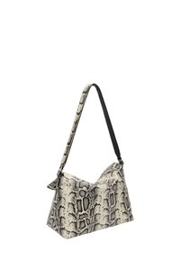 Sac bandoulière imprimé serpent avec forme triangulaire structurée, couleurs beige et noir, texture lisse, et bandoulière noire ajustable.