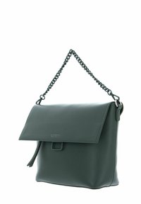 Sac à main en cuir vert avec fermeture à rabat, bandoulière chaîne et marquage discret. Texture lisse avec une forme rectangulaire.