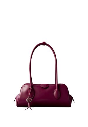 Kleine bordeauxrote Lederhandtasche mit langen Griffen, Calvin Klein Logoanhänger und dekorativem Metallanhänger am Riemen.