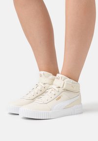 Puma CARINA MID - Visoke tenisice - alpine snow/white/gold