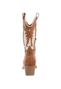 Bottine en cuir marron avec des accents blancs, des motifs découpés et un talon empilé. Dispose de languettes de traction et de couture décorative.