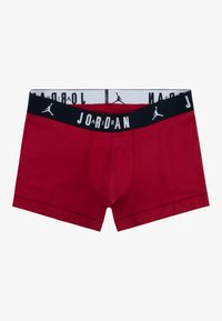 Κόκκινα βαμβακερά μποξεράκια με μαύρη ελαστική ζώνη μέσης που φέρει λευκά γράμματα "JORDAN" και λογότυπο. Μπροστινή θήκη για επιπλέον υποστήριξη.