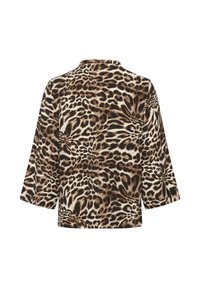 Leopardprint blouse in bruin en crème. Heeft 3/4 mouwen en een hoge halslijn. Zachte stof met een vloeiende drape en abstracte patroon details.